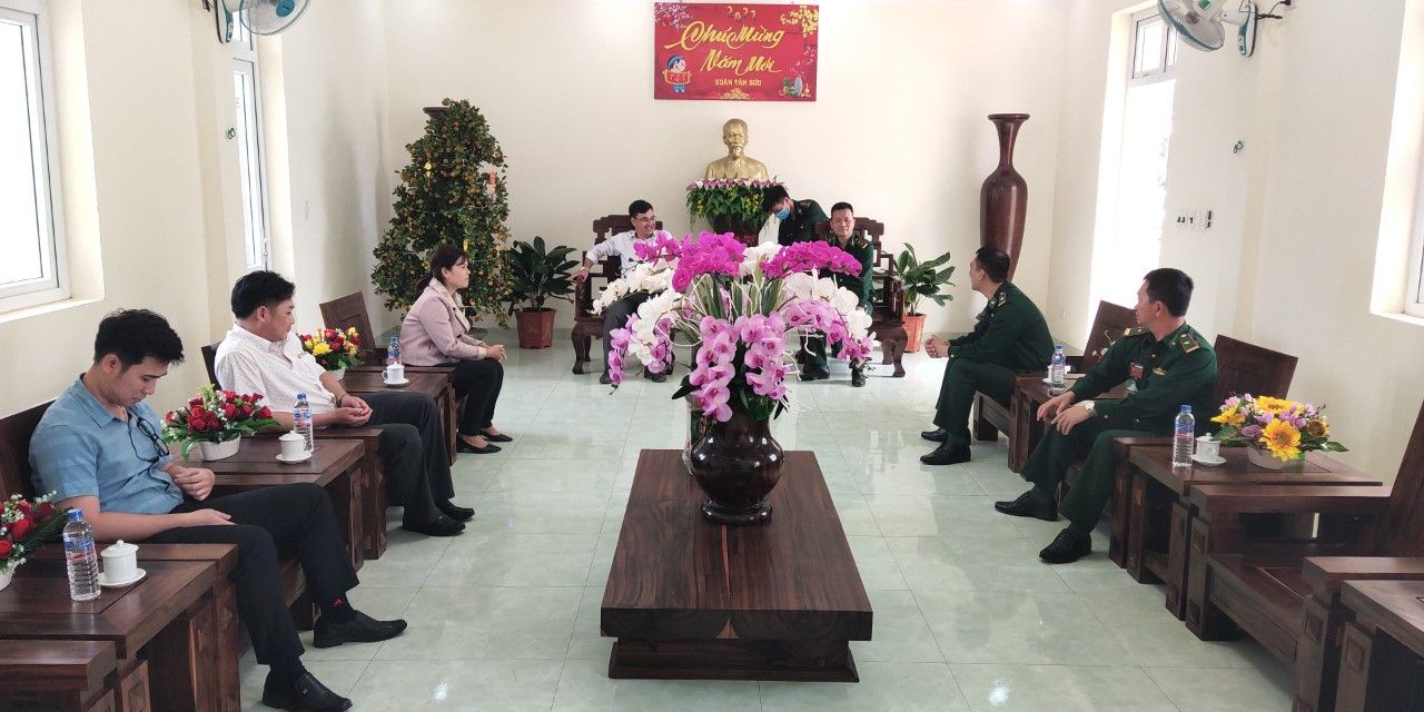 Đồng chí Nguyễn Xuân Danh - Phó Chủ tịch UBND huyện thăm và chúc tết cán bộ chiến sĩ Đồn biên phòng Đắk Đam