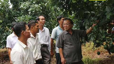 Đồng chí Bí thư Tỉnh ủy Lê Diễn thăm mô hình nông nghiệp ở huyện Krông Nô