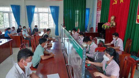 Phòng giao dịch Ngân hàng Chính sách xã hội huyện Krông Nô triển khai hỗ trợ vay vốn mua thiết bị học trực tuyến theo Quyết định số 09/QĐ-TTg tại xã Đắk Sôr