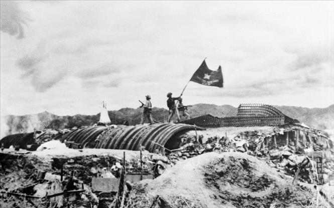 Chiều 7-5-1954, lá cờ Quyết chiến - Quyết thắng của Quân đội nhân dân Việt Nam tung bay trên nóc hầm tướng De Castries, đánh dấu thời khắc của chiến thắng Điện Biên Phủ “lừng lẫy năm châu, chấn động địa cầu”.